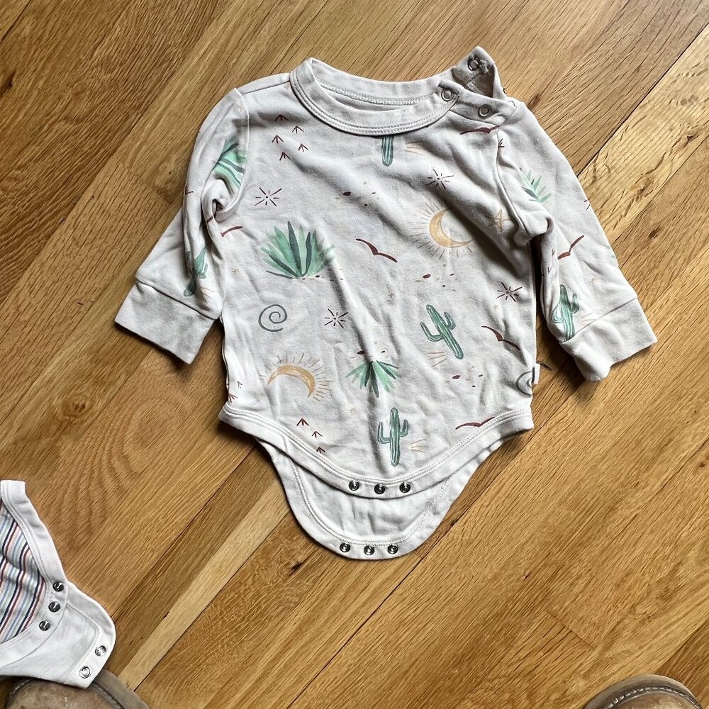 Goumi Texas Style Graphic Infant Onesie Sz 6-12 mos